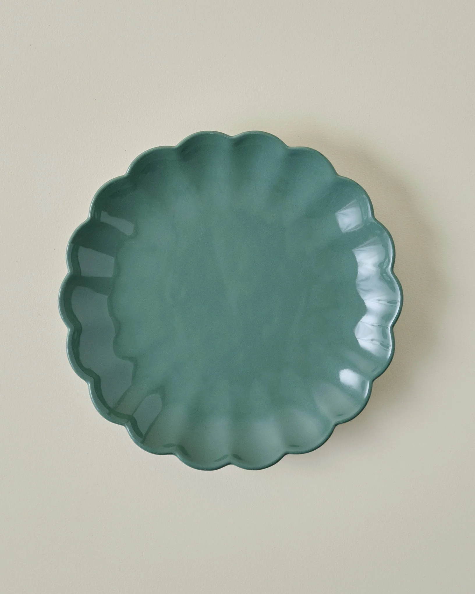 Seagrass Scalloped Plate - Image 2